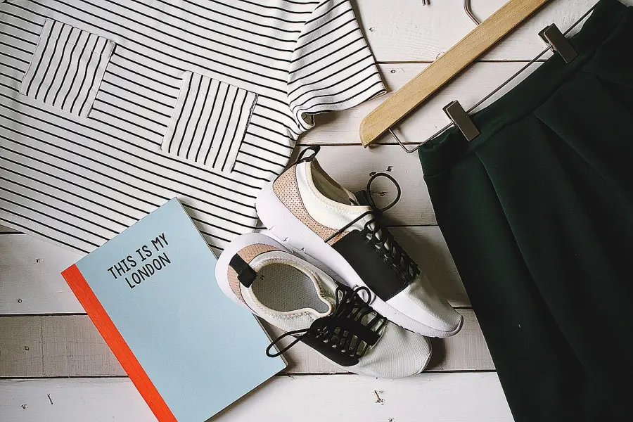 Tenue à plat : haut rayé, jupe verte et baskets