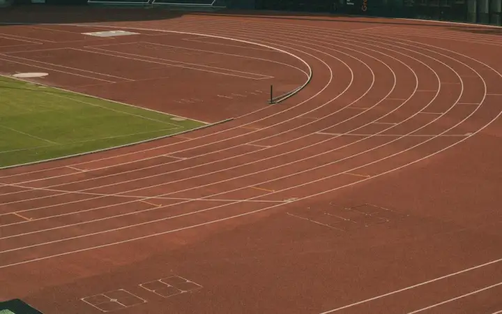 Piste d'athlétisme vide
