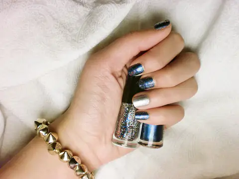 Main aux ongles chrome argenté et bleu