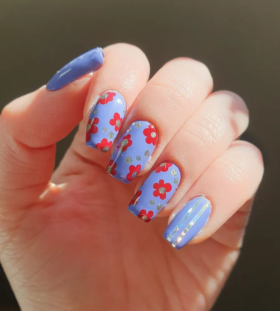 Ongles bleus avec petites fleurs rouges