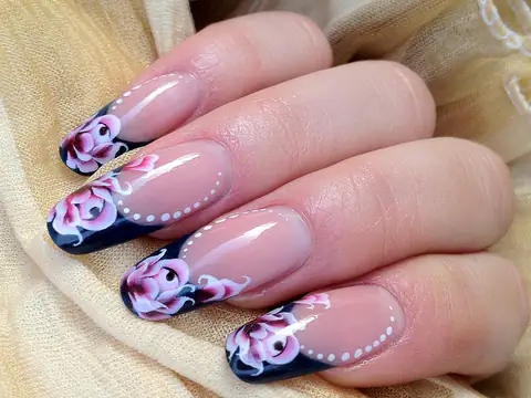 Ongles nude, bords bleu nuit et petites roses