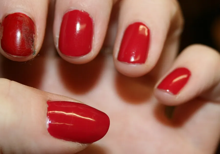 Ongles vernis rouge cerise brillant
